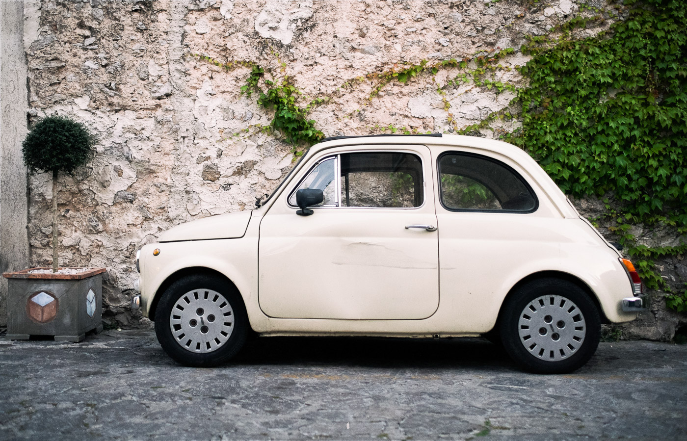 Destination wedding portrait in Ravello, Italy — Barrie Downie Photography