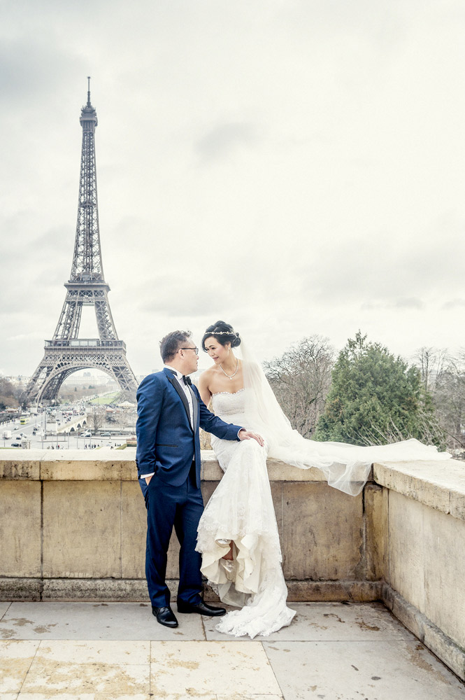Couple in wedding clothes in front of the Eiffel Tower, Paris
