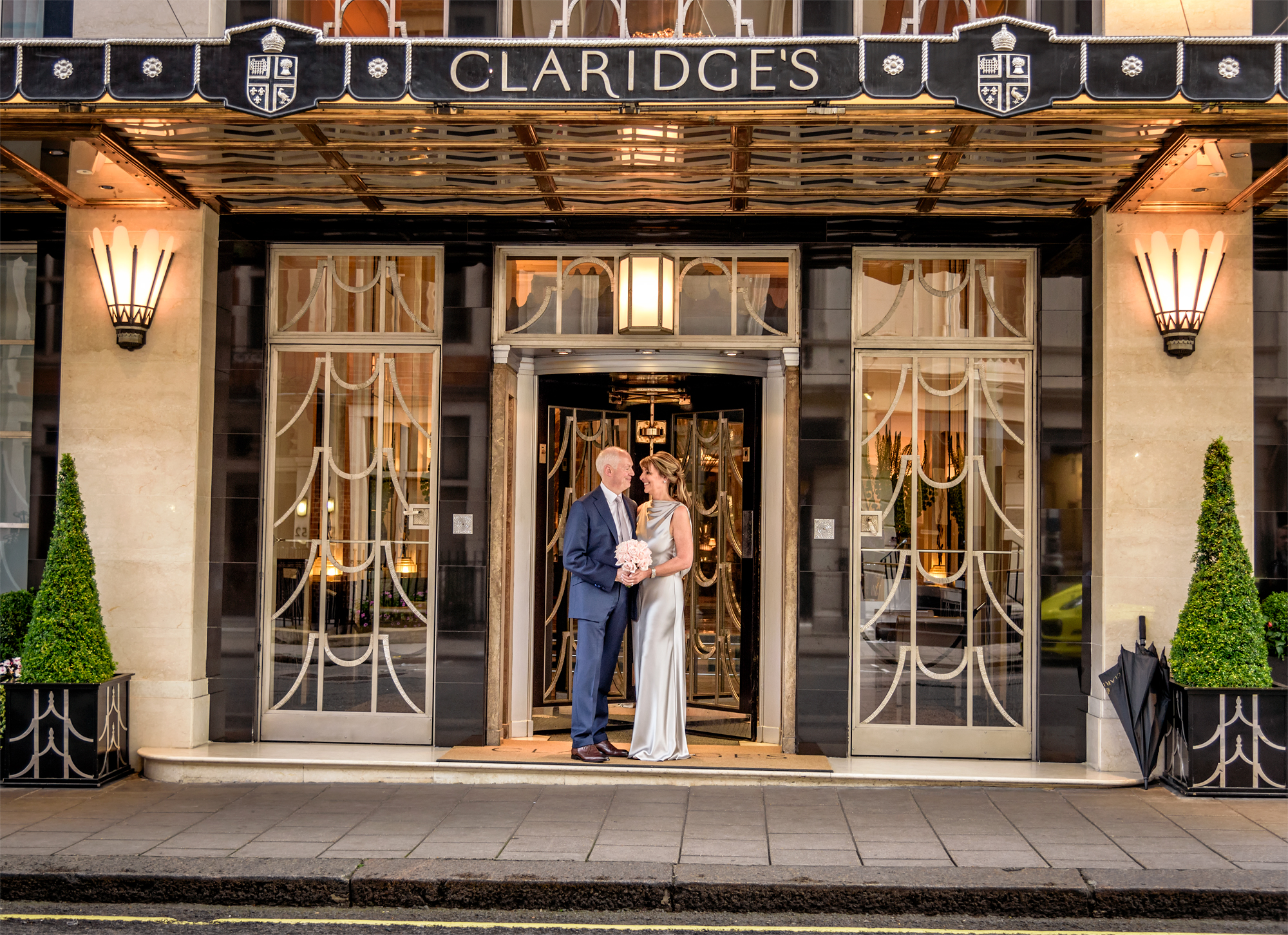 claridges-wedding-bride-and-groom-at-front-entrance