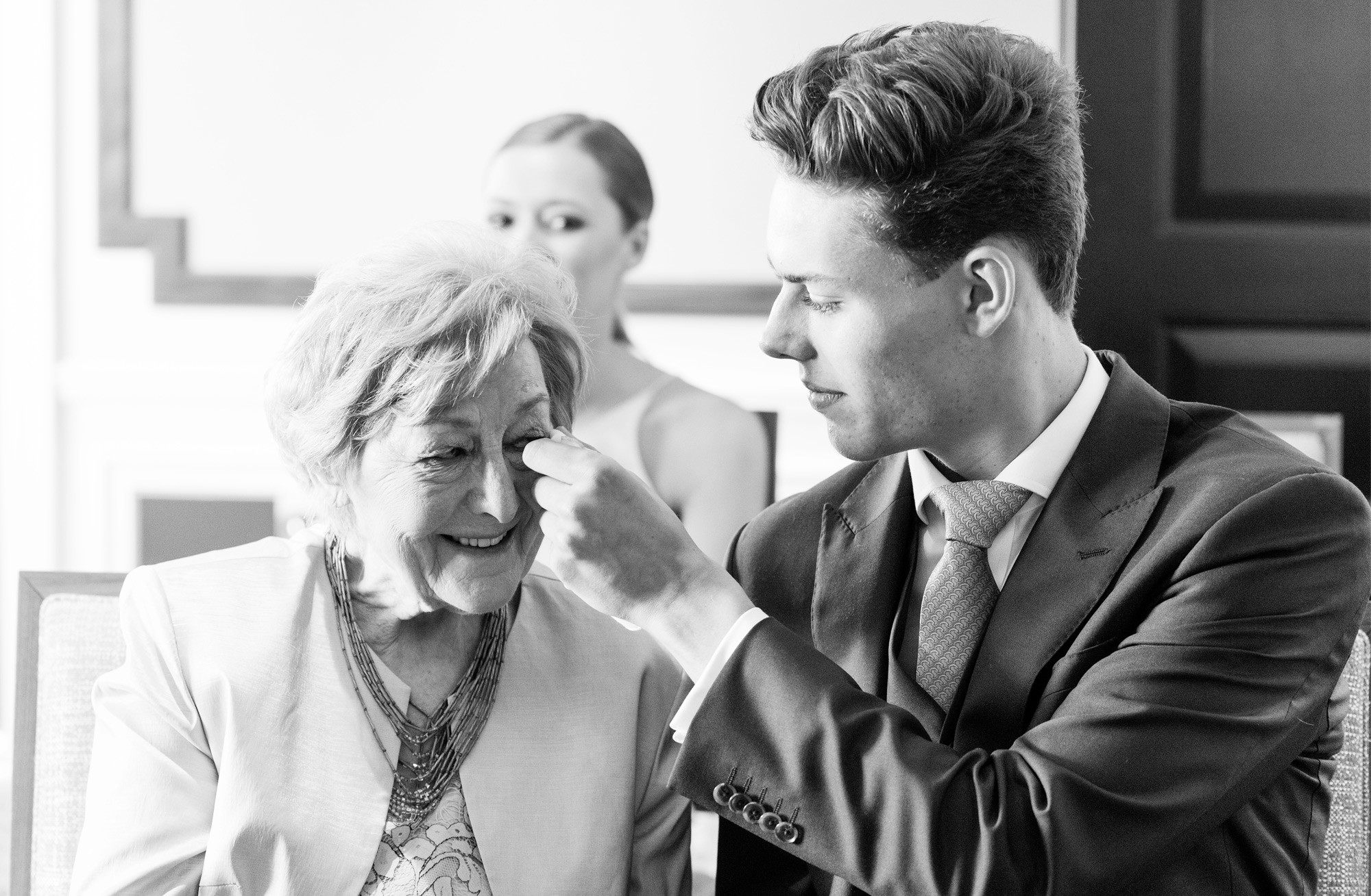 mother-of-the-bride-crying-at-claridges-wedding