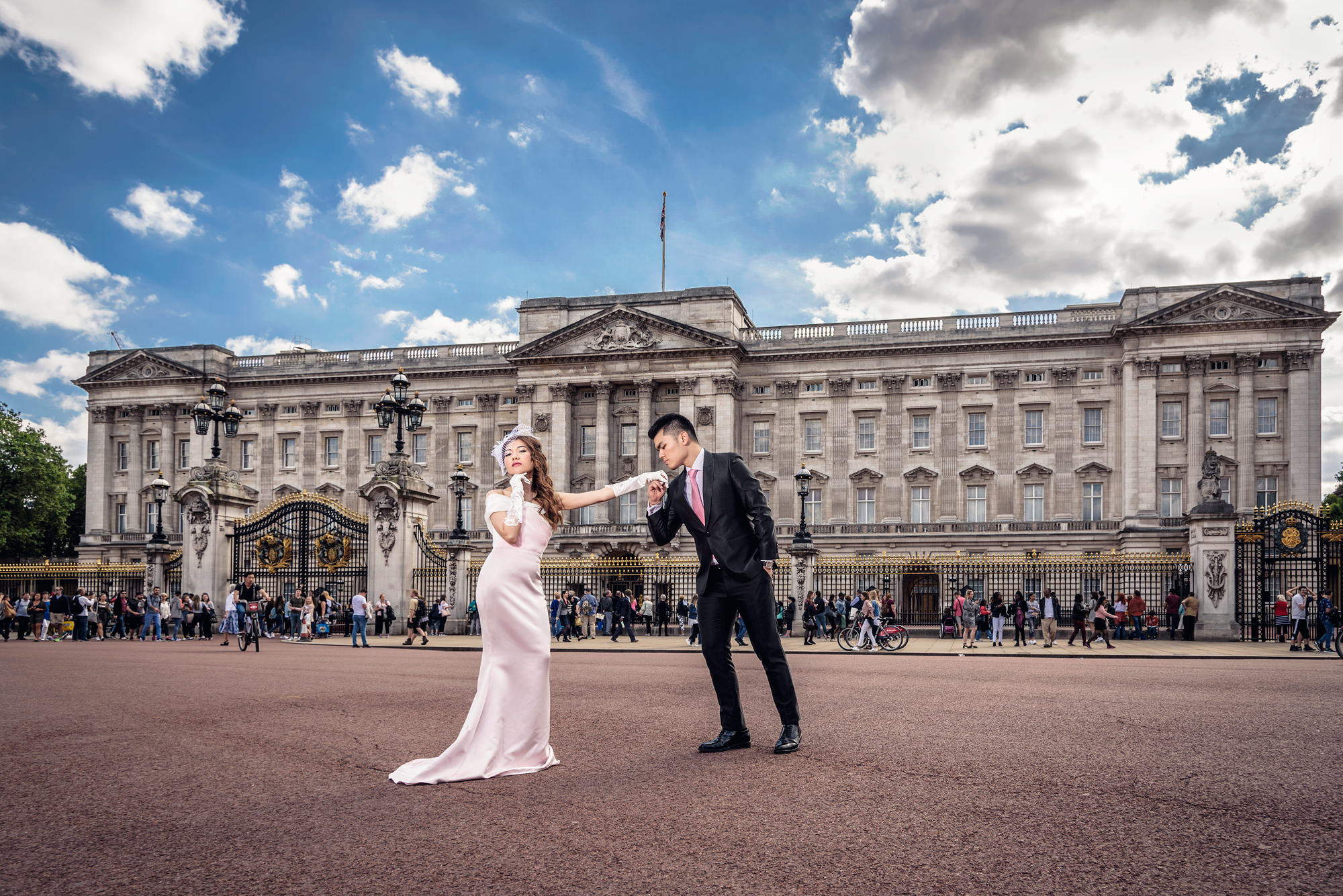 bride-and-groom-pre-wedding-photoshoot-at-buckingham-palace-loondon-uk