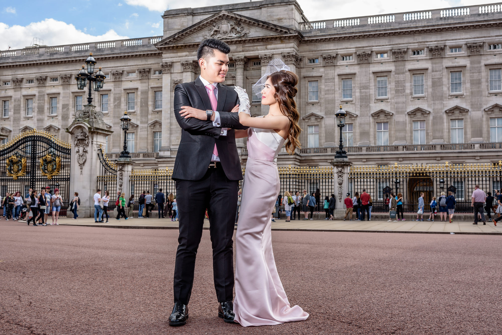 london-pre-wedding-photoshoot-buckingham-palace
