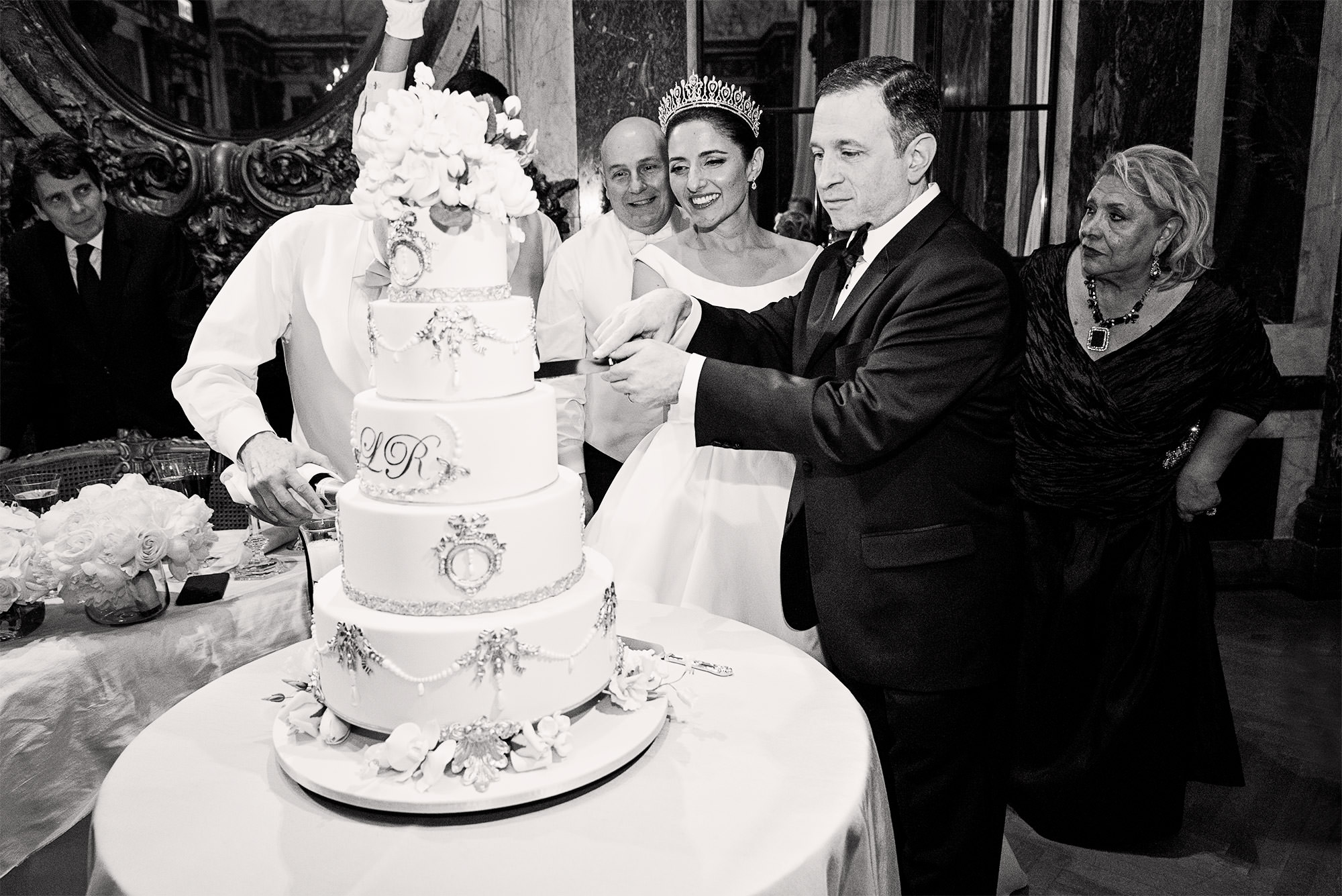 bride-and-groom-cutting-of-the-cake-new-york-wedding-photography