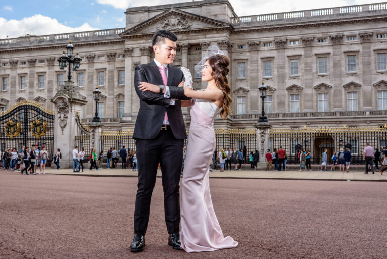 Pre wedding couple in front of Buckingham Palace