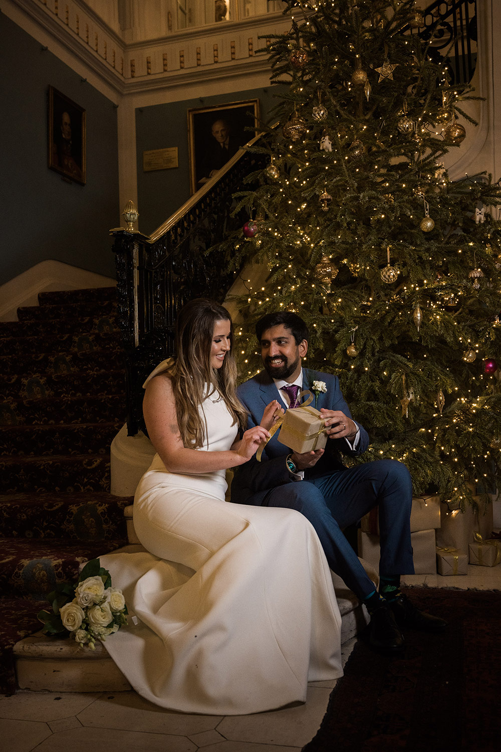 london-winter-wedding-photography-chitsmas-tree-and-couple-with-present