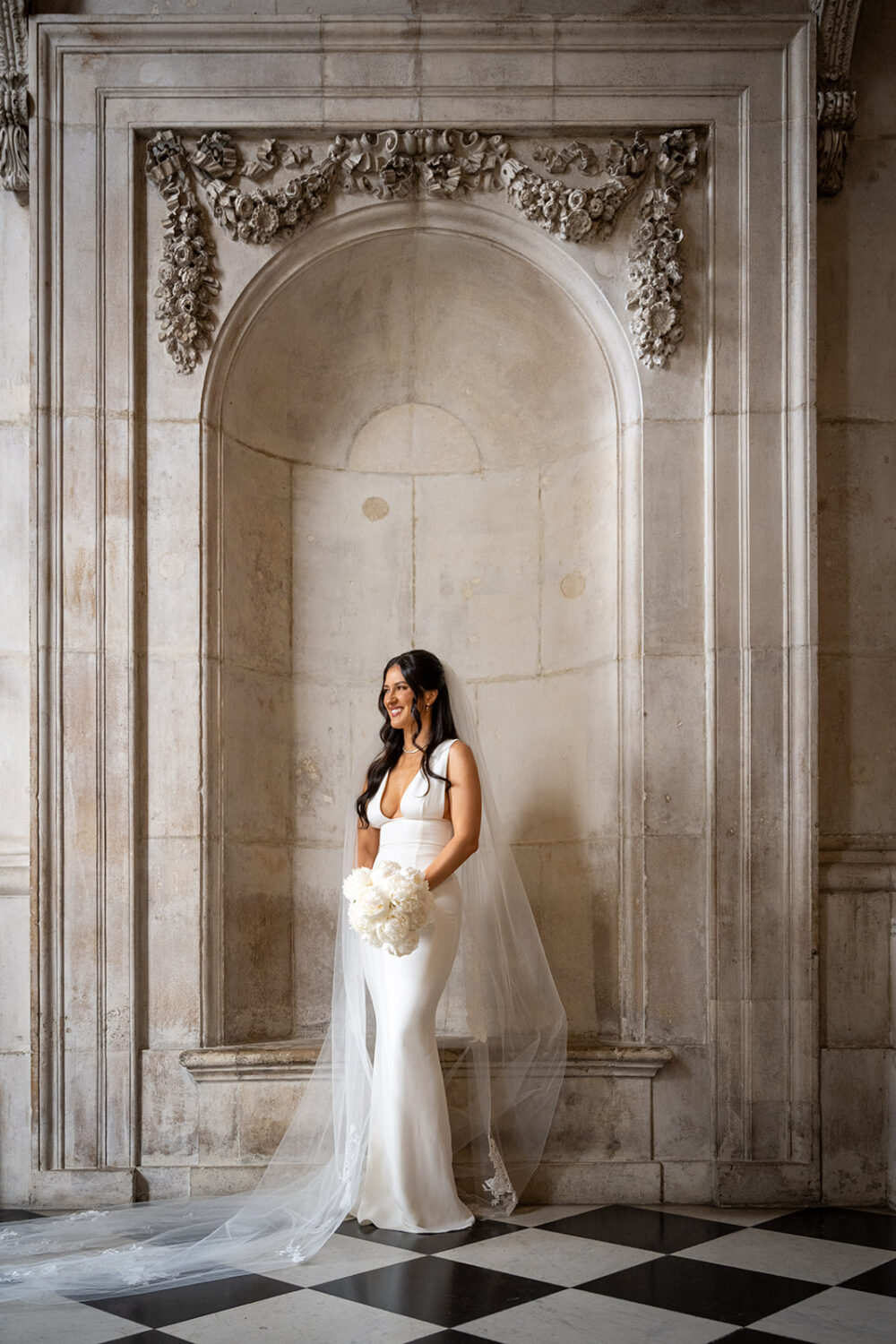 Bride and groom leaving St Paul's Cathedral on the west steps